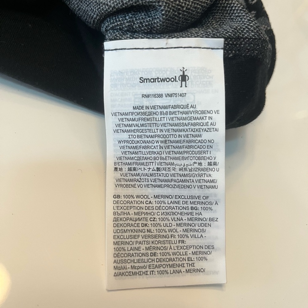 Smartwool Adult Black and White Geometric Beanie and Gator Set. Like New - Picture 4 of 6